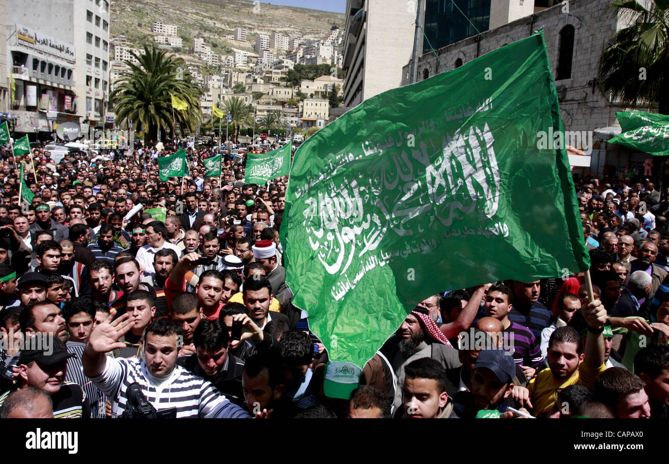 5 aprile 2012 - Nablus, West Bank, Territori palestinesi - Lutto palestinese si radunano attorno al corpo dello sceicco Hamed Al-Betawi membro del consiglio legislativo per Hamas durante il suo funerale in Cisgiordania città di giovedì, 5 aprile 2012 . Foto di Wagdi Eshtayah (credito Immagine: © Wagdi Eshtaya Foto Stock