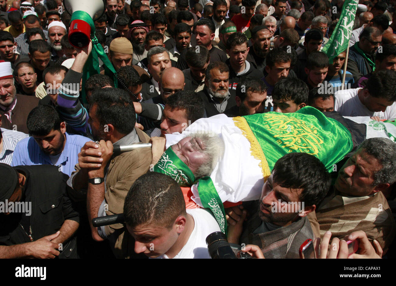 5 aprile 2012 - Nablus, West Bank, Territori palestinesi - Lutto palestinese si radunano attorno al corpo dello sceicco Hamed Al-Betawi membro del consiglio legislativo per Hamas durante il suo funerale in Cisgiordania città di giovedì, 5 aprile 2012 . Foto di Wagdi Eshtayah (credito Immagine: © Wagdi Eshtaya Foto Stock