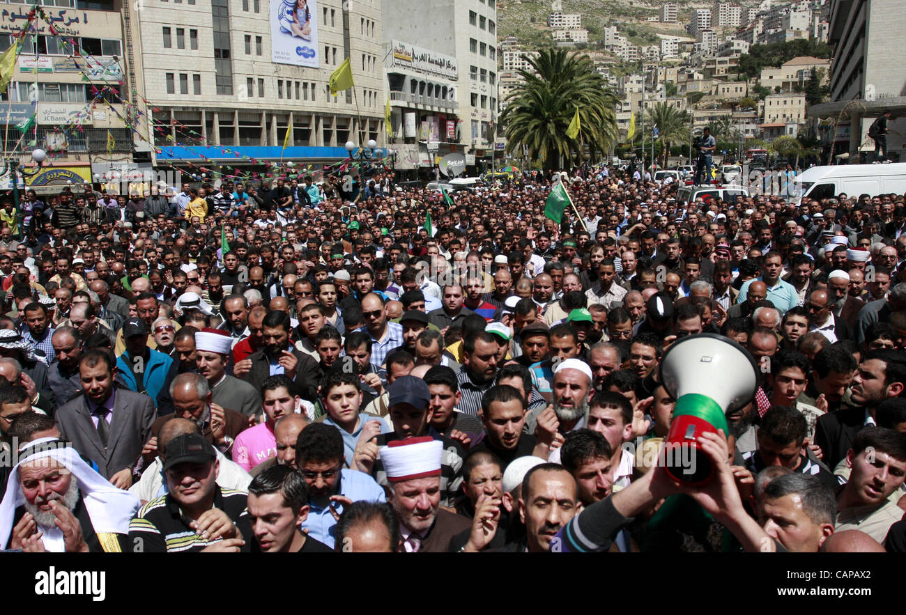 5 aprile 2012 - Nablus, West Bank, Territori palestinesi - Lutto palestinese si radunano attorno al corpo dello sceicco Hamed Al-Betawi membro del consiglio legislativo per Hamas durante il suo funerale in Cisgiordania città di giovedì, 5 aprile 2012 . Foto di Wagdi Eshtayah (credito Immagine: © Wagdi Eshtaya Foto Stock