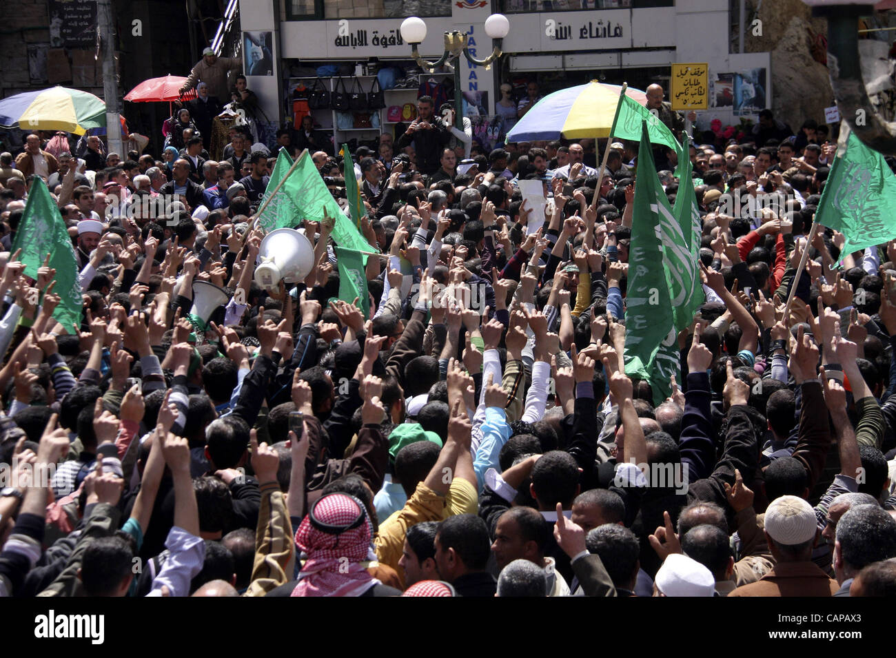5 aprile 2012 - Nablus, West Bank, Territori palestinesi - Lutto palestinese si radunano attorno al corpo dello sceicco Hamed Al-Betawi membro del consiglio legislativo per Hamas durante il suo funerale in Cisgiordania città di giovedì, 5 aprile 2012 . Foto di Wagdi Eshtayah (credito Immagine: © Wagdi Eshtaya Foto Stock