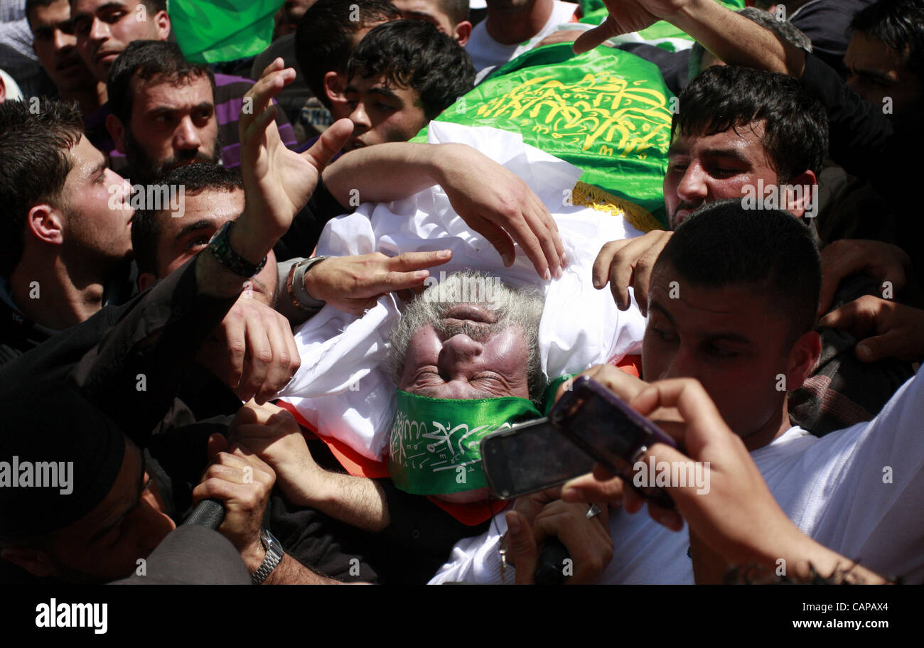 5 aprile 2012 - Nablus, West Bank, Territori palestinesi - Lutto palestinese si radunano attorno al corpo dello sceicco Hamed Al-Betawi membro del consiglio legislativo per Hamas durante il suo funerale in Cisgiordania città di giovedì, 5 aprile 2012 . Foto di Wagdi Eshtayah (credito Immagine: © Wagdi Eshtaya Foto Stock