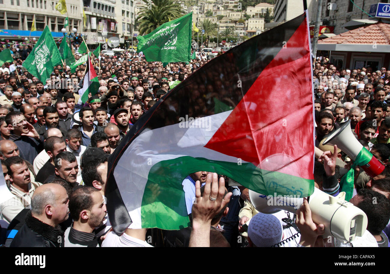 5 aprile 2012 - Nablus, West Bank, Territori palestinesi - Lutto palestinese si radunano attorno al corpo dello sceicco Hamed Al-Betawi membro del consiglio legislativo per Hamas durante il suo funerale in Cisgiordania città di giovedì, 5 aprile 2012 . Foto di Wagdi Eshtayah (credito Immagine: © Wagdi Eshtaya Foto Stock