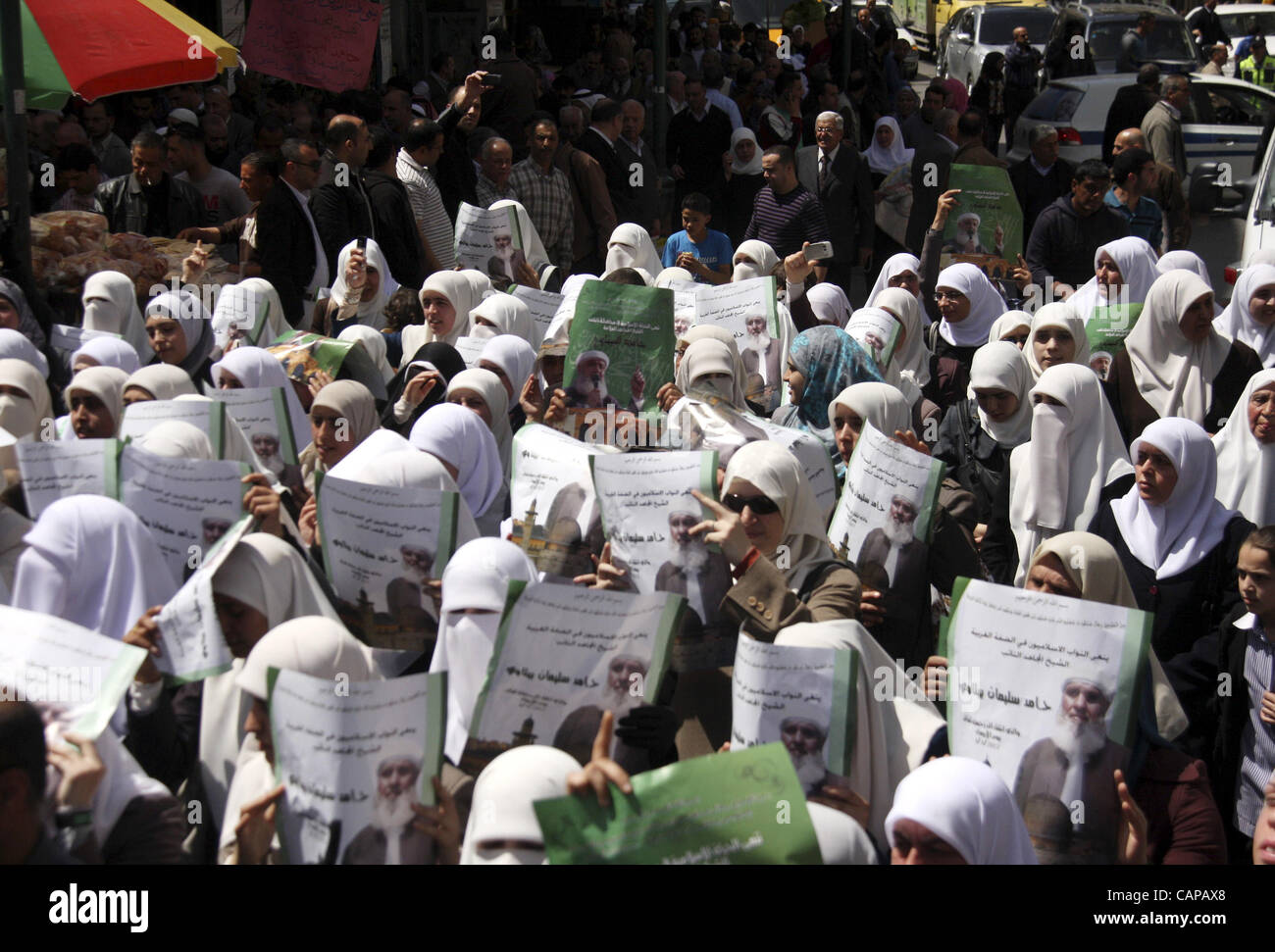 5 aprile 2012 - Nablus, West Bank, Territori palestinesi - Lutto palestinese si radunano attorno al corpo dello sceicco Hamed Al-Betawi membro del consiglio legislativo per Hamas durante il suo funerale in Cisgiordania città di giovedì, 5 aprile 2012 . Foto di Wagdi Eshtayah (credito Immagine: © Wagdi Eshtaya Foto Stock