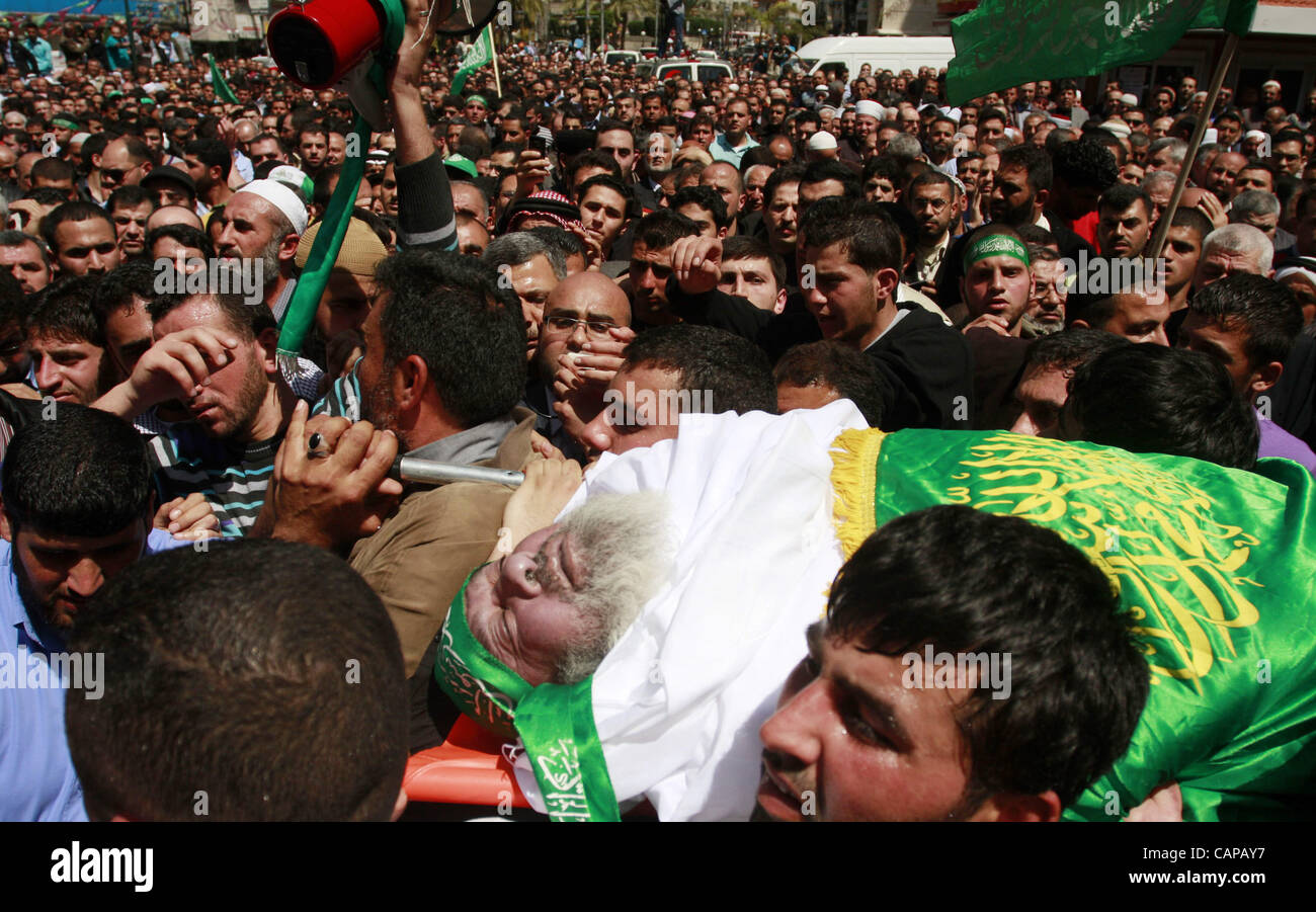 5 aprile 2012 - Nablus, West Bank, Territori palestinesi - Lutto palestinese si radunano attorno al corpo dello sceicco Hamed Al-Betawi membro del consiglio legislativo per Hamas durante il suo funerale in Cisgiordania città di giovedì, 5 aprile 2012 . Foto di Wagdi Eshtayah (credito Immagine: © Wagdi Eshtaya Foto Stock