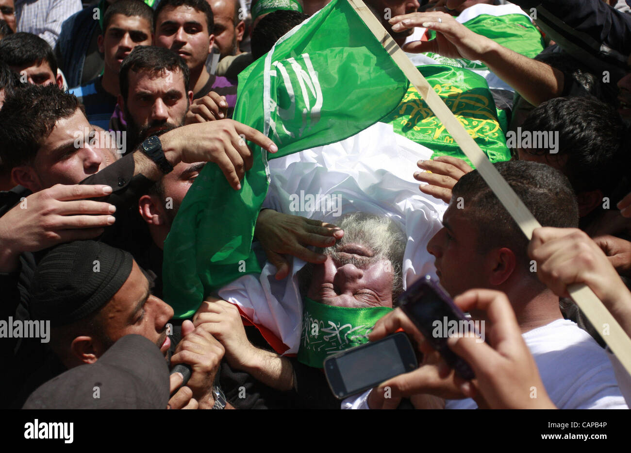 5 aprile 2012 - Nablus, West Bank - Lutto palestinese si radunano attorno al corpo dello sceicco HAMED AL-BETAWI, membro del consiglio legislativo per Hamas, durante il suo funerale. Al-Betawi passata lontano di 75 anni. (Credito Immagine: © Wagdi Eshtayah APA/images/ZUMAPRESS.com) Foto Stock