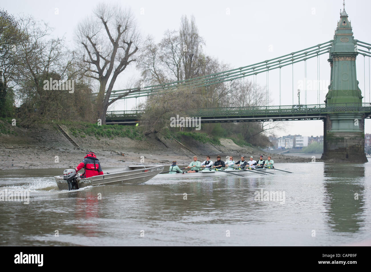 05/04/2012. 158Xchanging Oxford & Università di Cambridge Boat Race. Gita in pratica durante la precedente settimana Tideway. Avvicinando Hammersmith Bridge, Cambridge allenatore Steve Trapmore fornisce istruzioni. Cambridge equipaggio blu:-1 Prua: David Nelson (AUS), 2 Moritz Schramm (GER), 3 Jack Lindeman (U Foto Stock