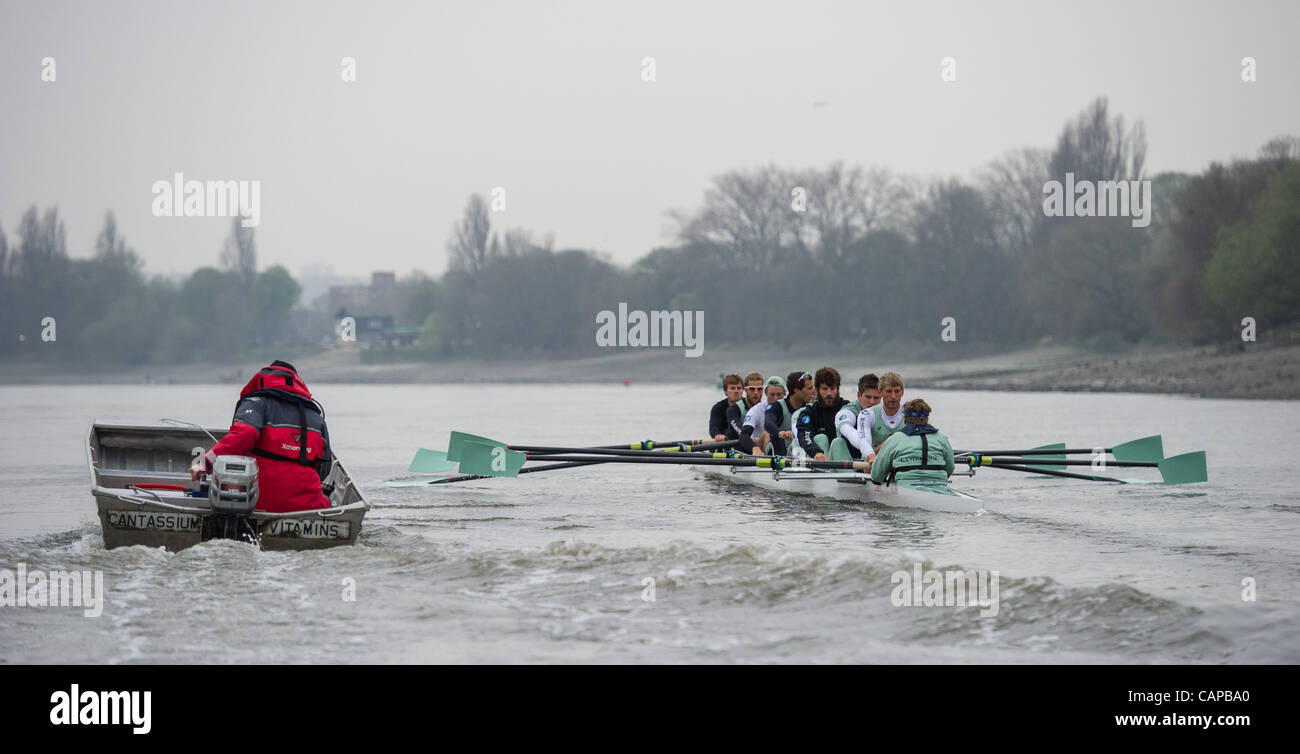 05/04/2012. 158Xchanging Oxford & Università di Cambridge Boat Race. Gita in pratica durante la precedente settimana Tideway. Cambridge allenatore Steve Trapmore fornisce istruzioni. Cambridge equipaggio blu:-1 Prua: David Nelson (AUS), 2 Moritz Schramm (GER), 3 Jack Lindeman (USA), 4 Alex Ross (NZ), 5 Mike Th Foto Stock