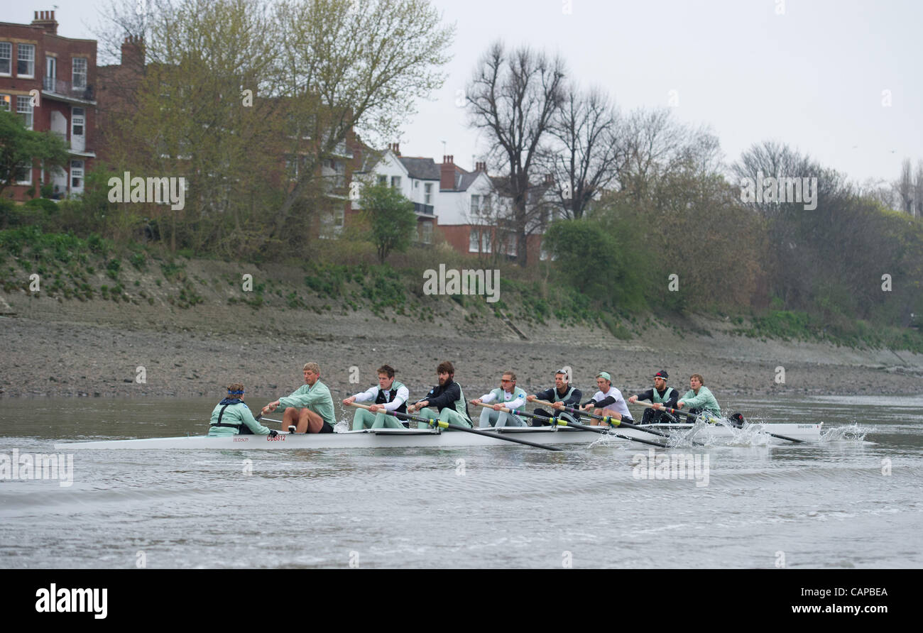 05/04/2012. 158Xchanging Oxford & Università di Cambridge Boat Race. Gita in pratica durante la precedente settimana Tideway. Cambridge equipaggio blu:-1 Prua: David Nelson (AUS), 2 Moritz Schramm (GER), 3 Jack Lindeman (USA), 4 Alex Ross (NZ), 5 Mike Thorp (GBR), 6 Steve Dudek (USA), 7 Alexander Scharp Foto Stock