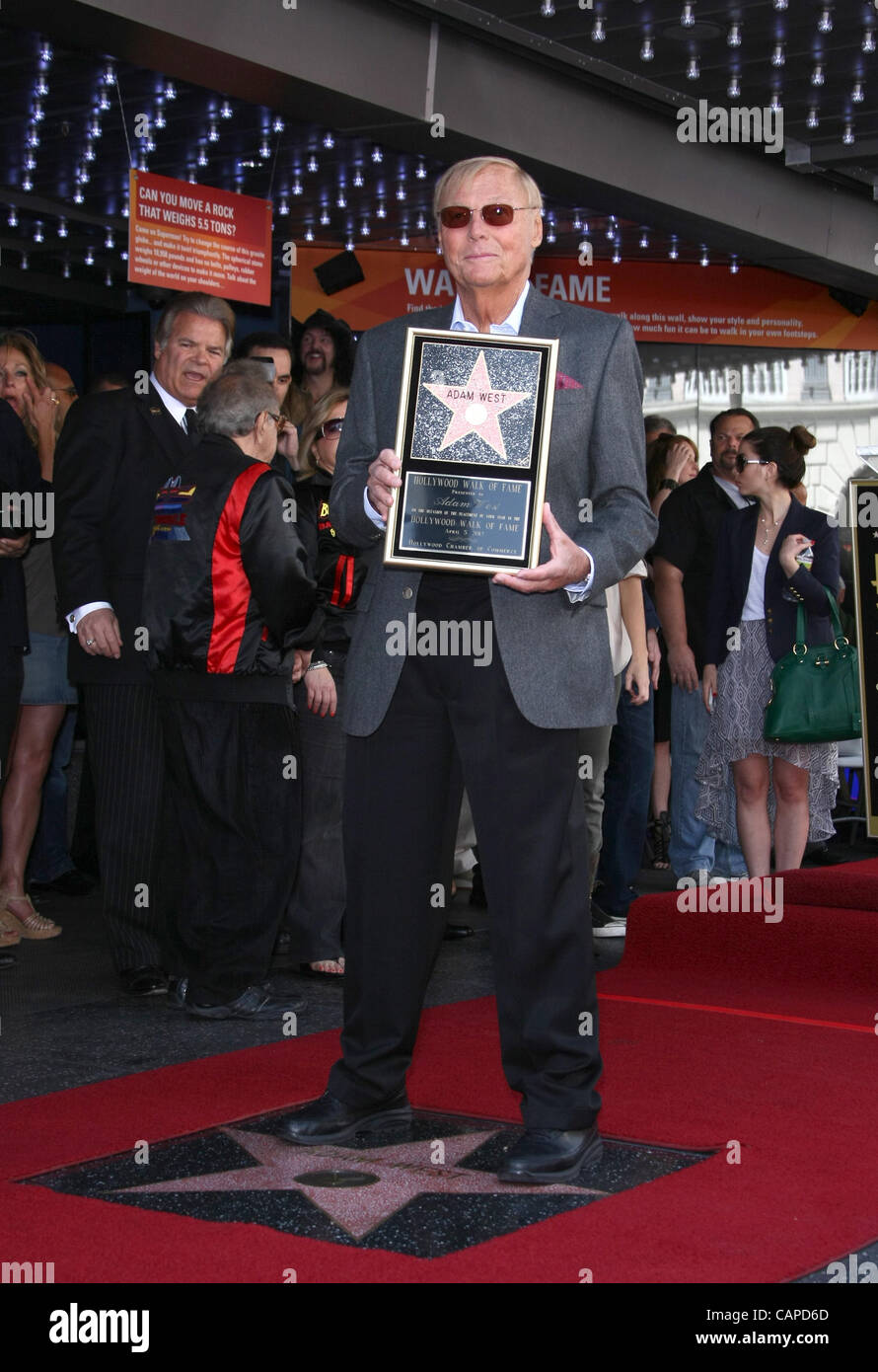 ADAM WEST ADAM WEST onorato con una stella sulla Hollywood Walk of Fame HOLLYWOOD Los Angeles California USA 05 Aprile 2012 Foto Stock