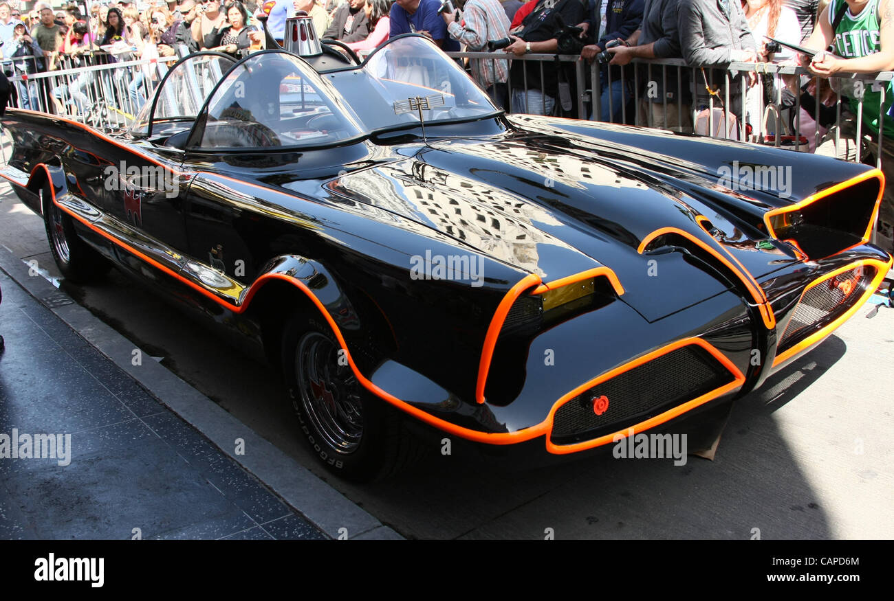 La Batmobile ADAM WEST onorato con una stella sulla Hollywood Walk of Fame HOLLYWOOD Los Angeles California USA 05 Aprile 2012 Foto Stock