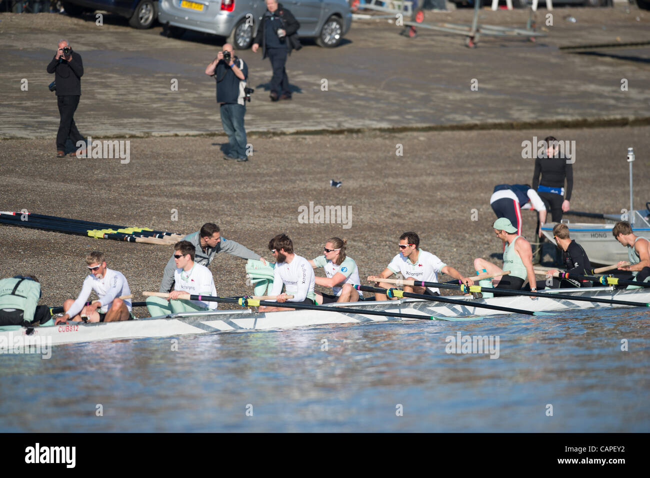 Il fiume Tamigi, Londra, Regno Unito. 06/04/2012. 158Xchanging Oxford & Università di Cambridge Boat Race. Il Cambridge equipaggio blu su una gita in pratica durante il venerdì prima del giorno della gara. Cambridge equipaggio blu:-1 Prua: David Nelson (AUS), 2 Moritz Schramm (GER), 3 Jack Lindeman (USA), 4 Alex Ross (NZ), 5 M Foto Stock