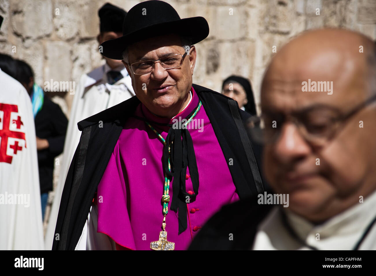 Il Patriarca Latino di Gerusalemme Fouad Twal, lascia la chiesa del Santo Sepolcro a seguito di una speciale Venerdì santo servizio. Gerusalemme, Israele. 6-apr-2012. Migliaia di pellegrini cristiani ripercorrere gli ultimi passi di Gesù attraverso la Via Dolorosa per la Chiesa del Santo Sepolcro in buona F Foto Stock