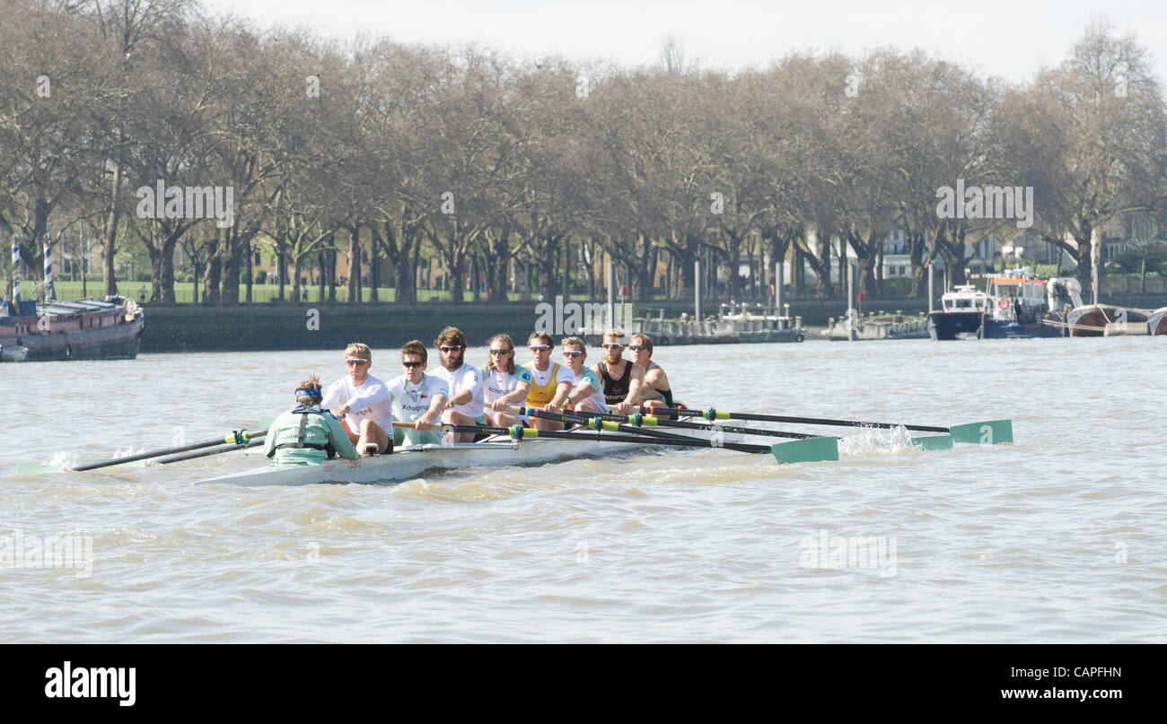 Il fiume Tamigi, Londra, Regno Unito. 06/04/2012. 158Xchanging Oxford & Università di Cambridge Boat Race. Cambridge equipaggio blu sulla loro ultima gita in pratica prima di domani le Boat Race. Cambridge equipaggio blu:-1 Prua: David Nelson (AUS), 2 Moritz Schramm (GER), 3 Jack Lindeman (USA), 4 Alex Ross (NZ), 5 M Foto Stock