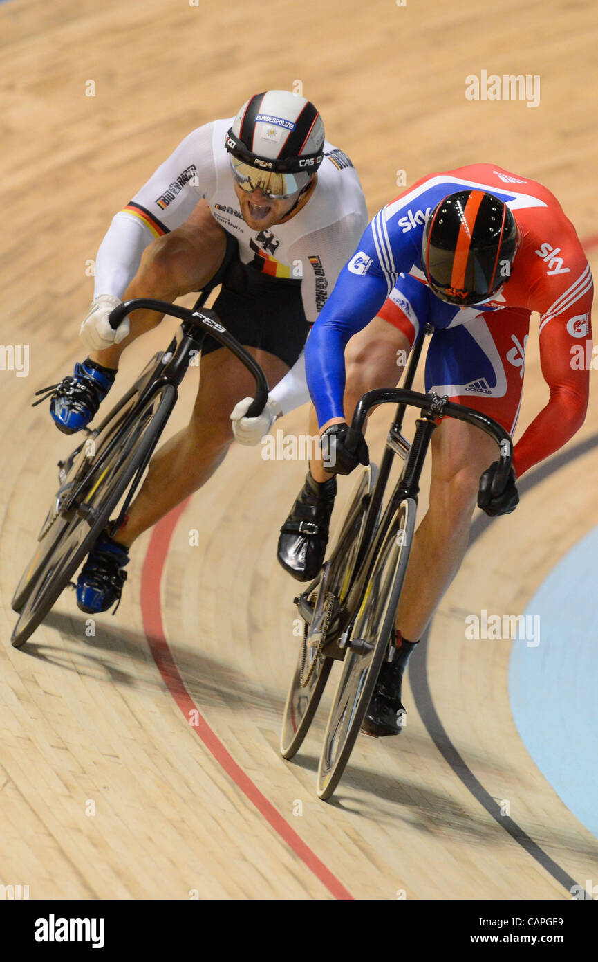 CHRIS HOY (GBR) e ROBERT FOERSTEMANN (GER) gara nei quarti di finale di uomini della Sprint evento sul giorno 3 del 2012 UCI via del Campionato del Mondo di Ciclismo a Hisense Arena di Melbourne, Australia. Foto Stock