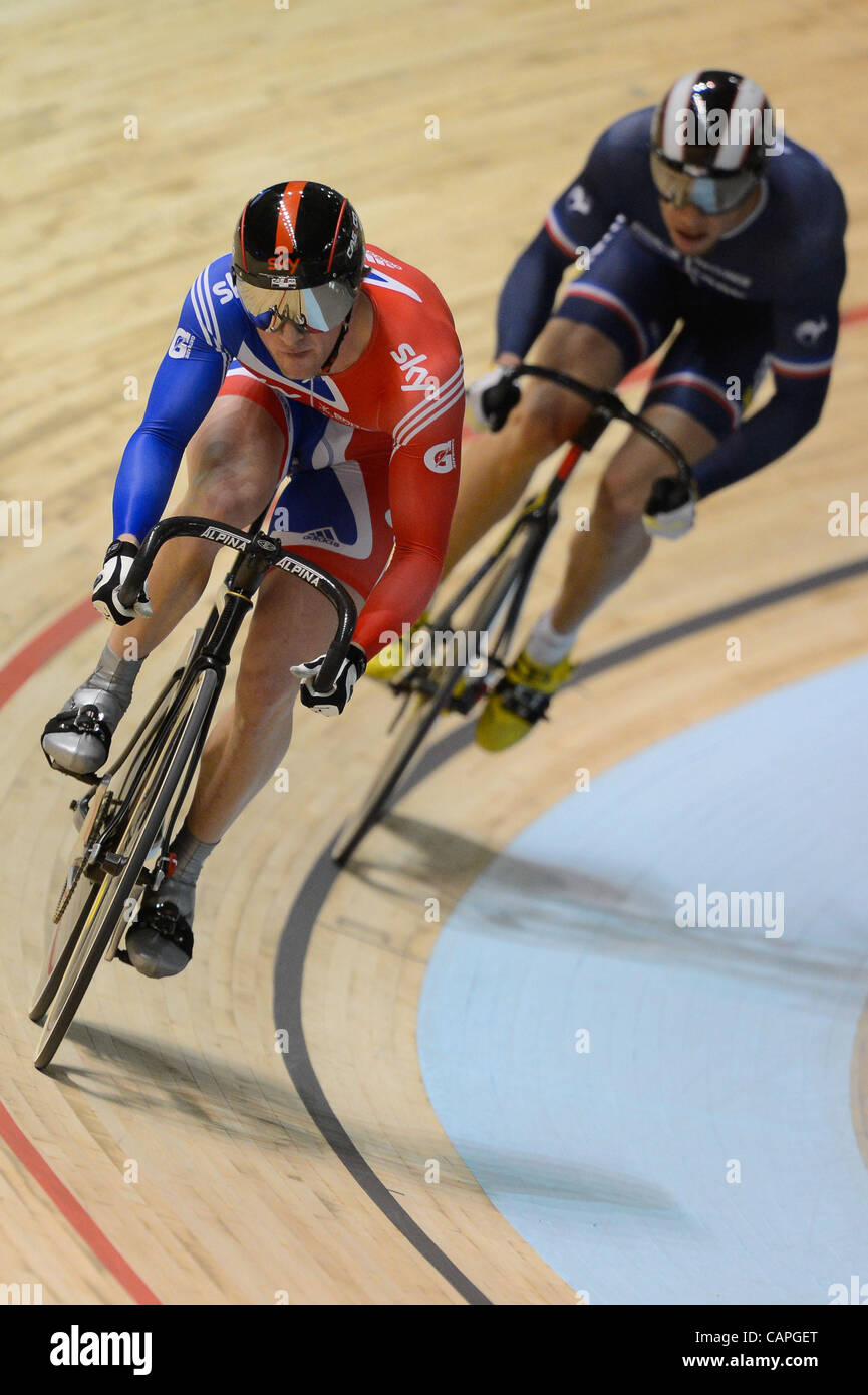 JASON KENNY (GBR) e Kevin SIREAU (FRA) gara nei quarti di finale di uomini della Sprint evento sul giorno 3 del 2012 UCI via del Campionato del Mondo di Ciclismo a Hisense Arena di Melbourne, Australia. Foto Stock