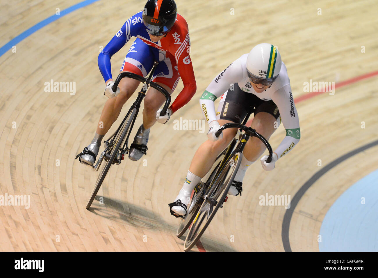 VICTORIA PENDLETON (GBR) e ANNA MEARES (AUS) competere in semifinale della donna evento Sprint al giorno 3 del 2012 UCI via del Campionato del Mondo di Ciclismo a Hisense Arena di Melbourne, Australia. Foto Stock