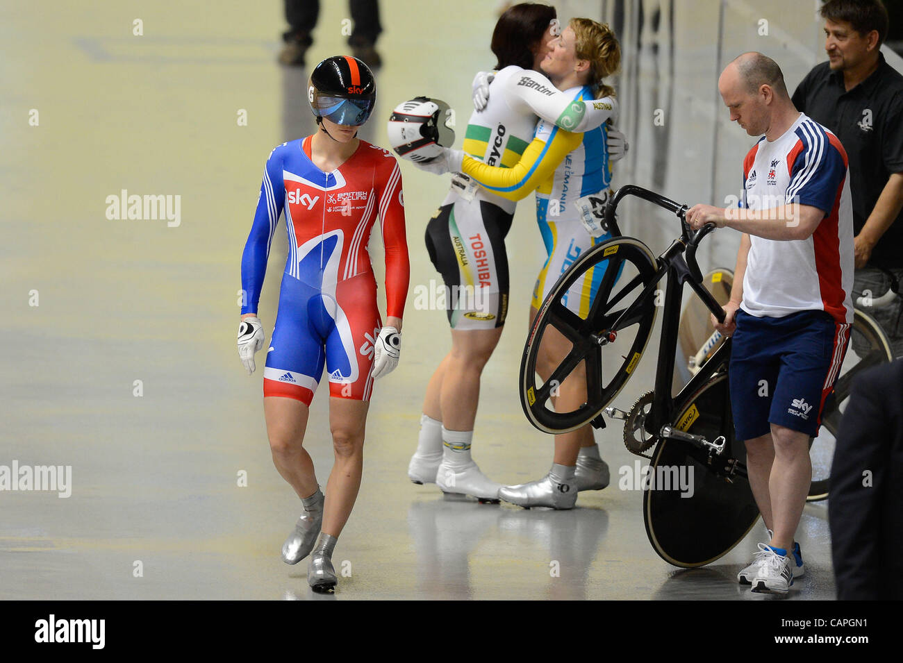 VICTORIA PENDLETON (GBR) si prepara per la gara per la medaglia d'oro nella donna evento Sprint al giorno 3 del 2012 UCI via del Campionato del Mondo di Ciclismo a Hisense Arena di Melbourne, Australia. Foto Stock