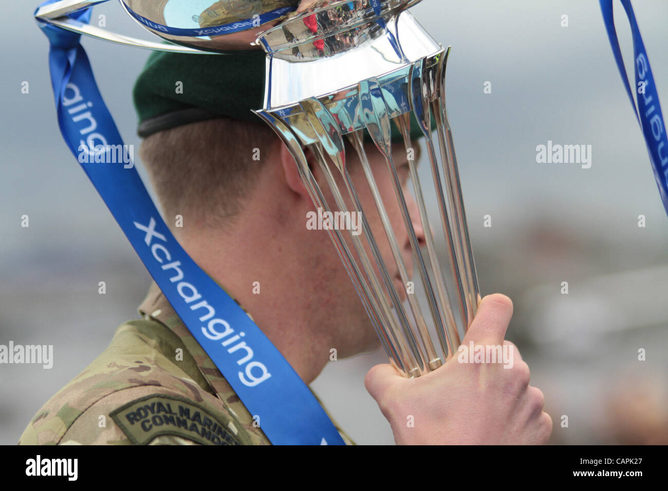 Londra, UK, sabato 7 aprile 2012. Il Xchanging Oxford e Cambridge University Boat Race sul Tamigi. Foto Stock