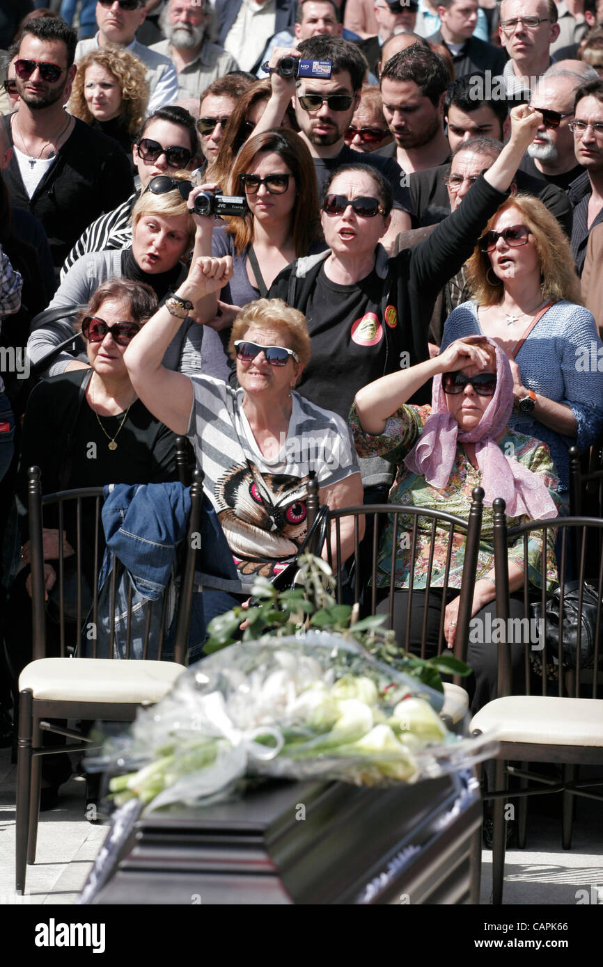 7 aprile 2012 - Athens, Grecia - persone cantano slogan durante il funerale di Dimitris Christoulas, che ha sparato alla centrale piazza Syntagma mercoledì scorso. 77 anni in pensione il farmacista, sparato in testa dopo dicendo che problemi finanziari aveva spinto oltre il bordo. (Credito Immagine: © Foto Stock