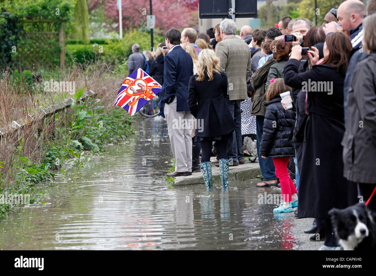 La folla e gli spettatori a 158scambiando University Boat Race, Londra Foto Stock