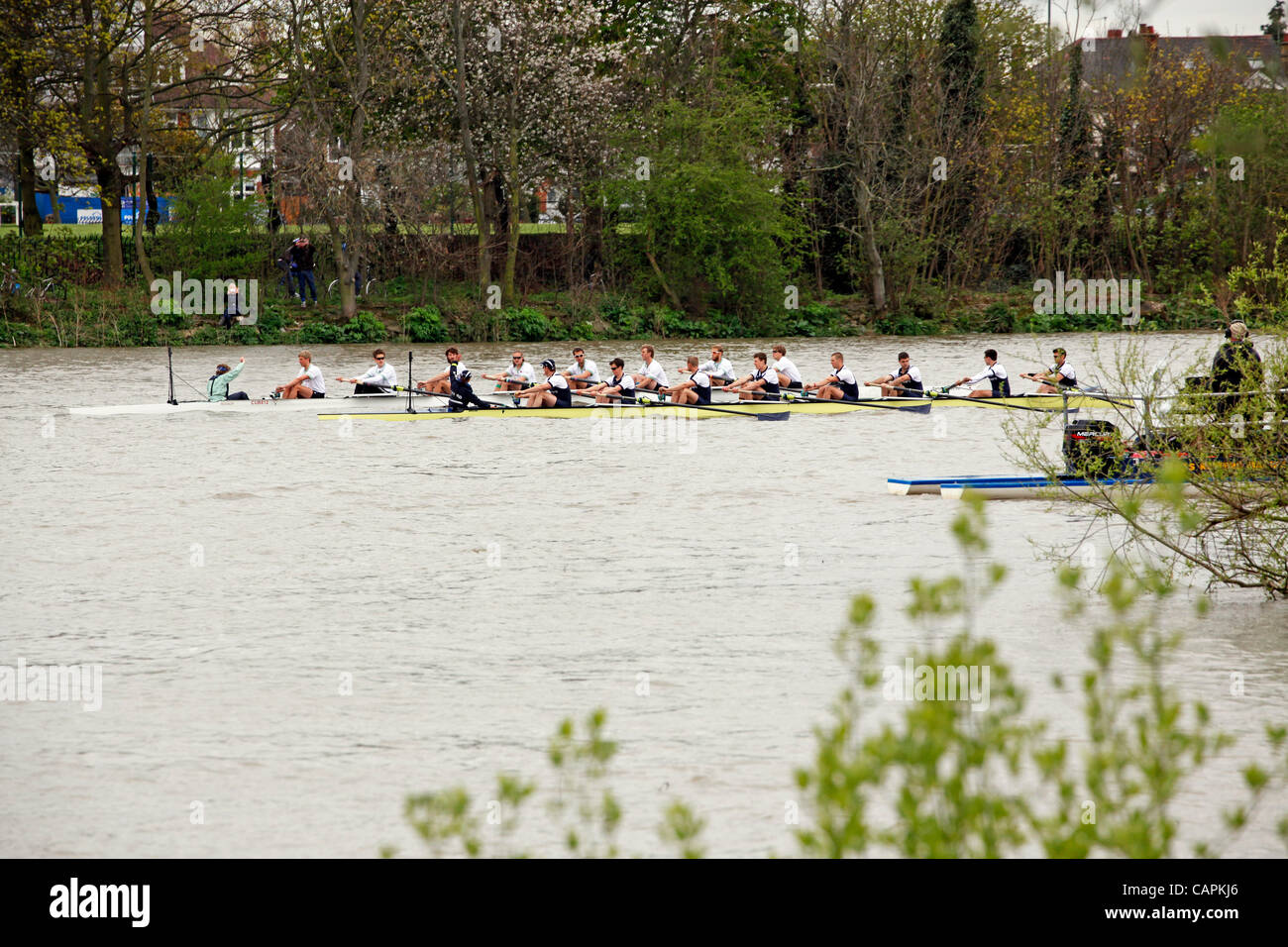 La Oxford e Cambridge barche in attesa presso il nuovo inizio gara dopo un nuotatore fermo 158scambiando University Boat Race, Londra Foto Stock