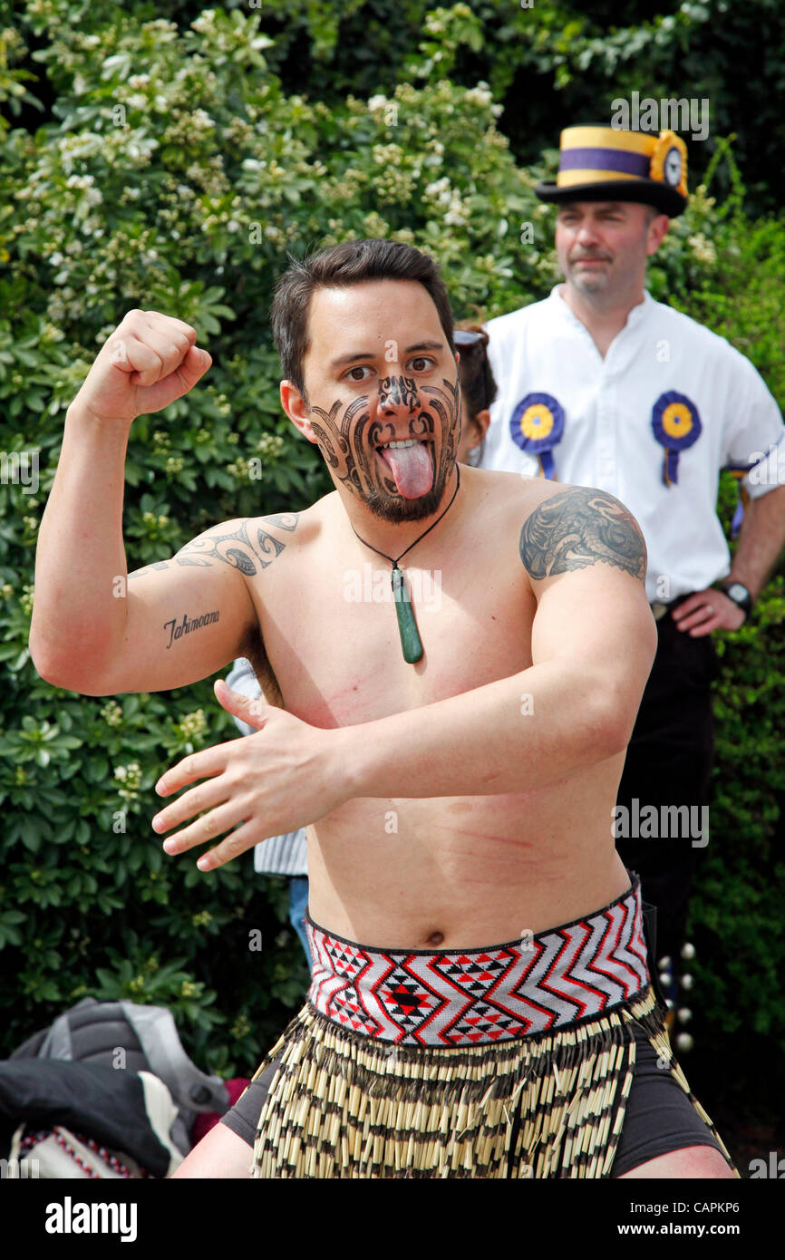 Maori e Morris degli uomini sia ruotato fino a ballare nello stesso punto sulle rive del Tamigi all'Università boat race. Quando Hamm Foto Stock