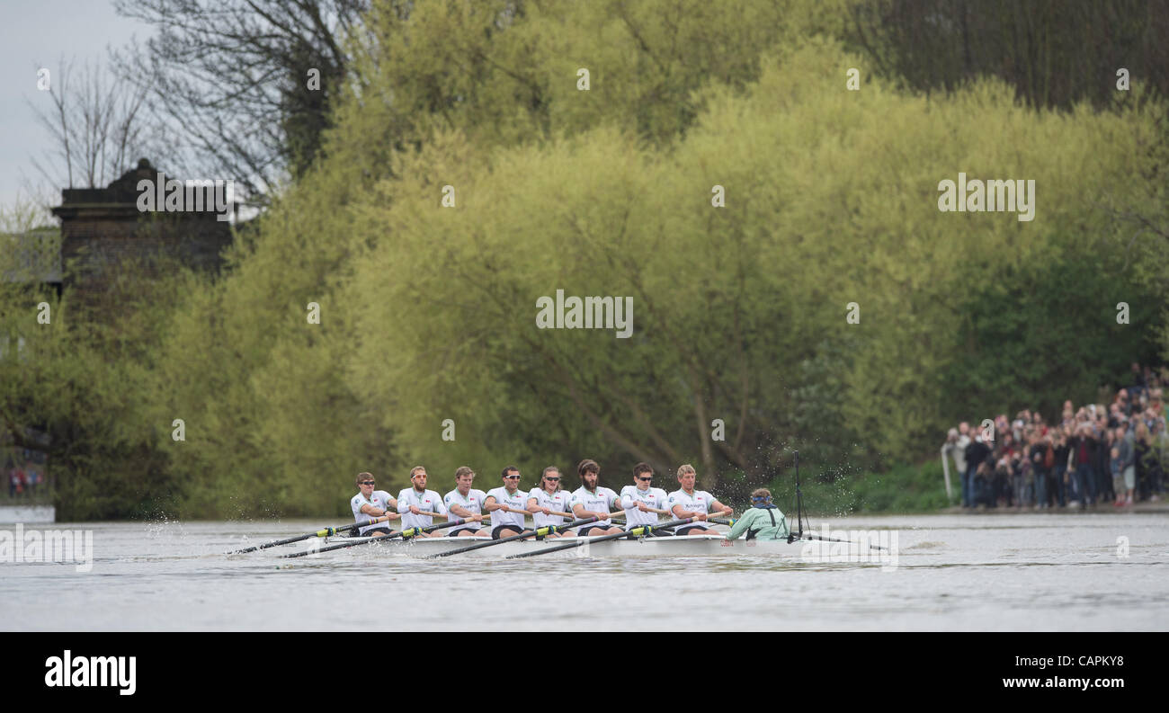 07/04/2012. 158Xchanging Oxford & Università di Cambridge Boat Race. Oxford in blu scuro. Cambridge equipaggio blu:-1 Prua: David Nelson (AUS), 2 Moritz Schramm (GER), 3 Jack Lindeman (USA), 4 Alex Ross (NZ), 5 Mike Thorp (GBR), 6 Steve Dudek (USA), 7 Alexander Scharp (AUS), 8 corsa: Niles Garr Foto Stock