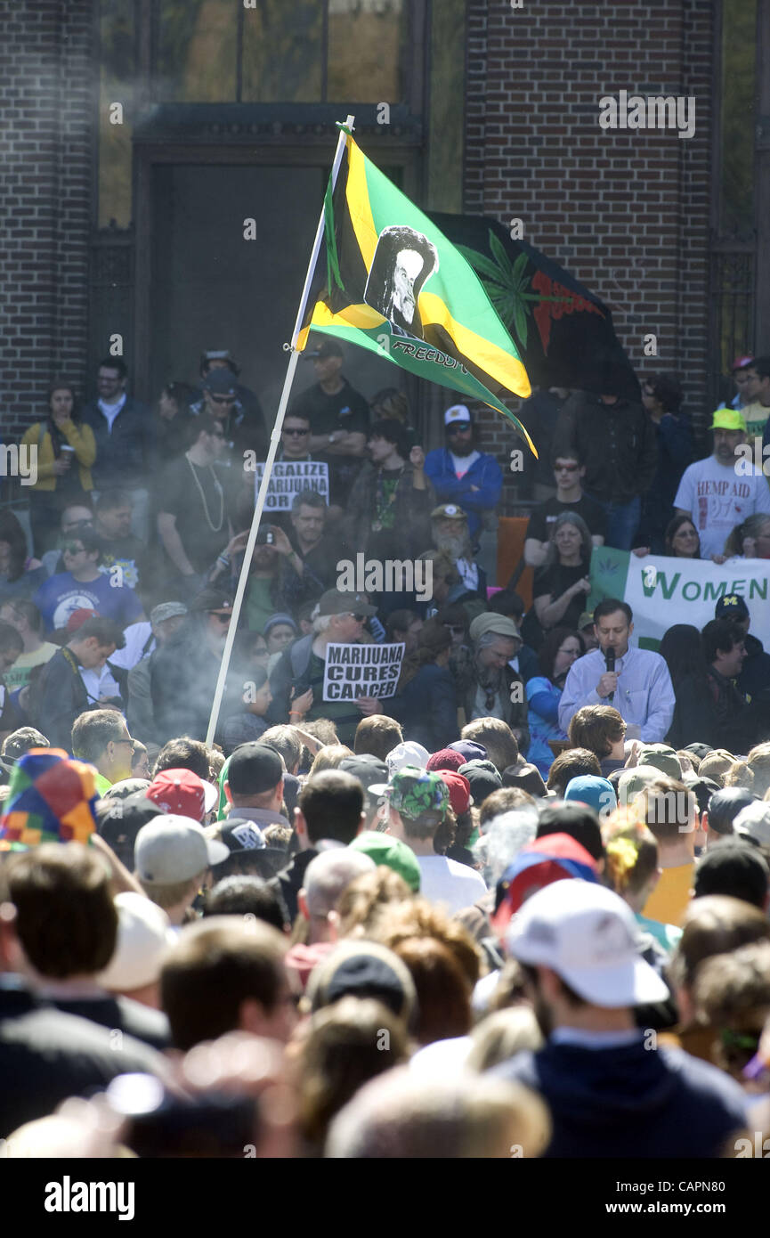 7 aprile 2012 - Ann Arbor, Michigan, Stati Uniti - Diverse migliaia di persone hanno partecipato la quarantunesima Hash annuale Bash, inizio dell'Università del Michigan campus in Ann Arbor, MI il 7 aprile 2012. (Credito Immagine: © Mark Bialek/ZUMAPRESS.com) Foto Stock