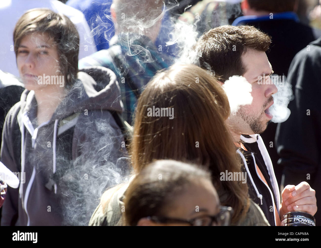 7 aprile 2012 - Ann Arbor, Michigan, Stati Uniti - Diverse migliaia di persone hanno partecipato la quarantunesima Hash annuale Bash, inizio dell'Università del Michigan campus in Ann Arbor, MI il 7 aprile 2012. (Credito Immagine: © Mark Bialek/ZUMAPRESS.com) Foto Stock