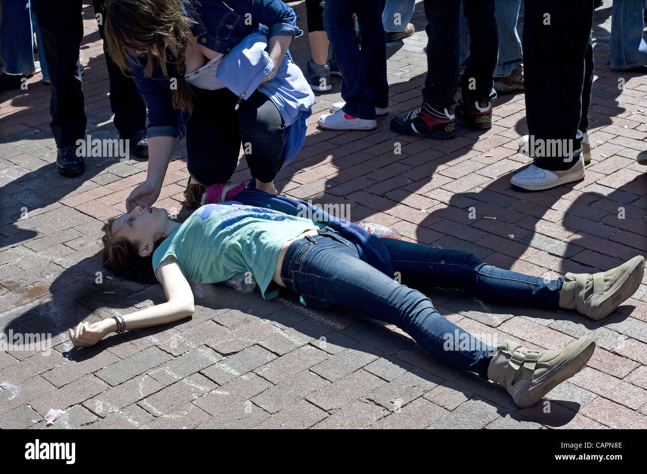 7 aprile 2012 - Ann Arbor, Michigan, Stati Uniti - Una persona che giace a terra che hanno bisogno di aiuto nel Diag area dell'Università del Michigan campus durante la quarantunesima edizione annuale Bash Hash di Ann Arbor, MI il 7 aprile 2012. (Credito Immagine: © Mark Bialek/ZUMAPRESS.com) Foto Stock