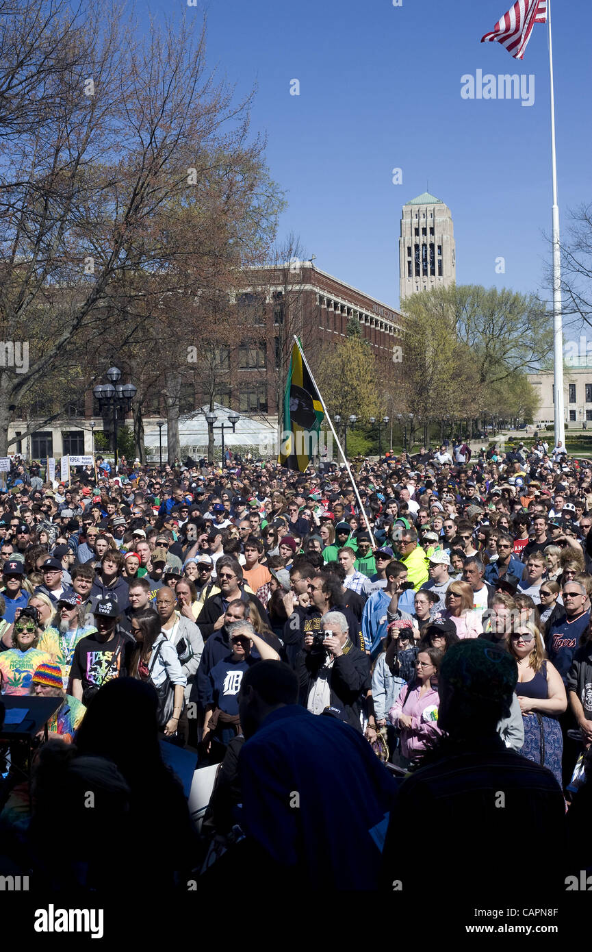 7 aprile 2012 - Ann Arbor, Michigan, Stati Uniti - Migliaia di persone hanno mostrato per la quarantunesima edizione annuale Bash Hash sull'Università di Michigan campus in Ann Arbor, MI il 7 aprile 2012. (Credito Immagine: © Mark Bialek/ZUMAPRESS.com) Foto Stock