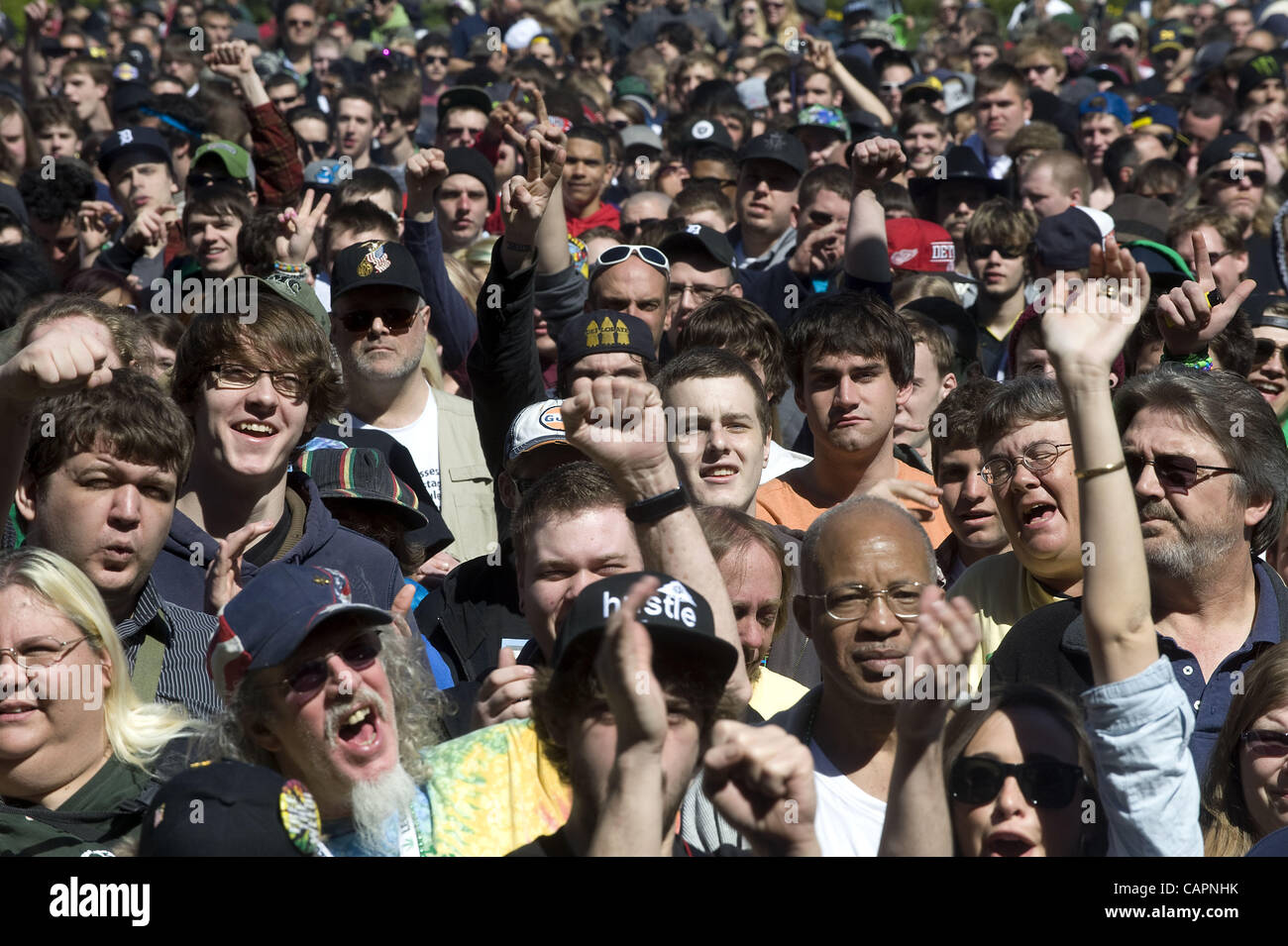 7 aprile 2012 - Ann Arbor, Michigan, Stati Uniti - Migliaia di persone si sono radunate per la quarantunesima edizione annuale Bash Hash di Ann Arbor, MI il 7 aprile 2012. (Credito Immagine: © Mark Bialek/ZUMAPRESS.com) Foto Stock