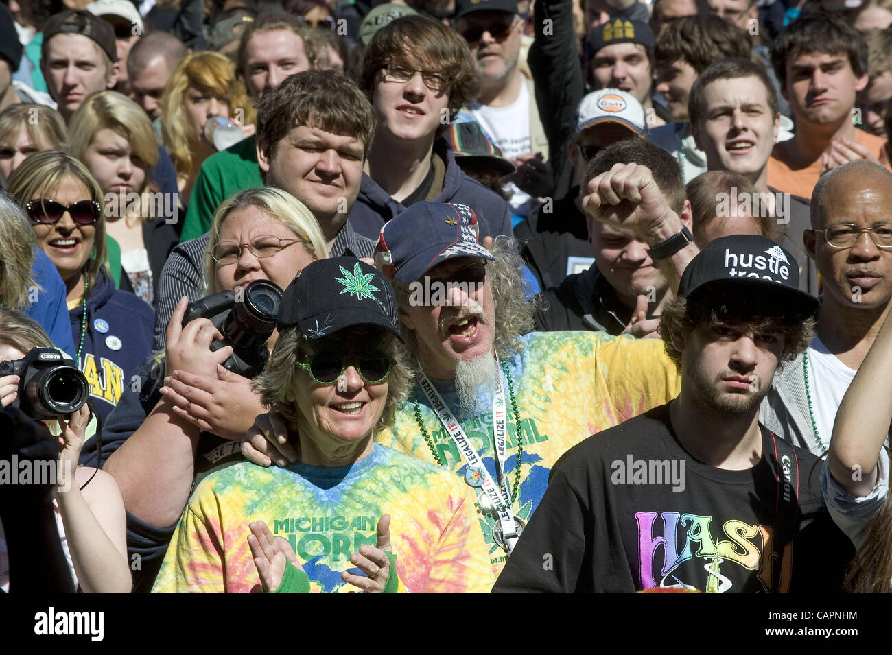 7 aprile 2012 - Ann Arbor, Michigan, Stati Uniti - Migliaia di persone si sono radunate per la quarantunesima edizione annuale Bash Hash di Ann Arbor, MI il 7 aprile 2012. (Credito Immagine: © Mark Bialek/ZUMAPRESS.com) Foto Stock