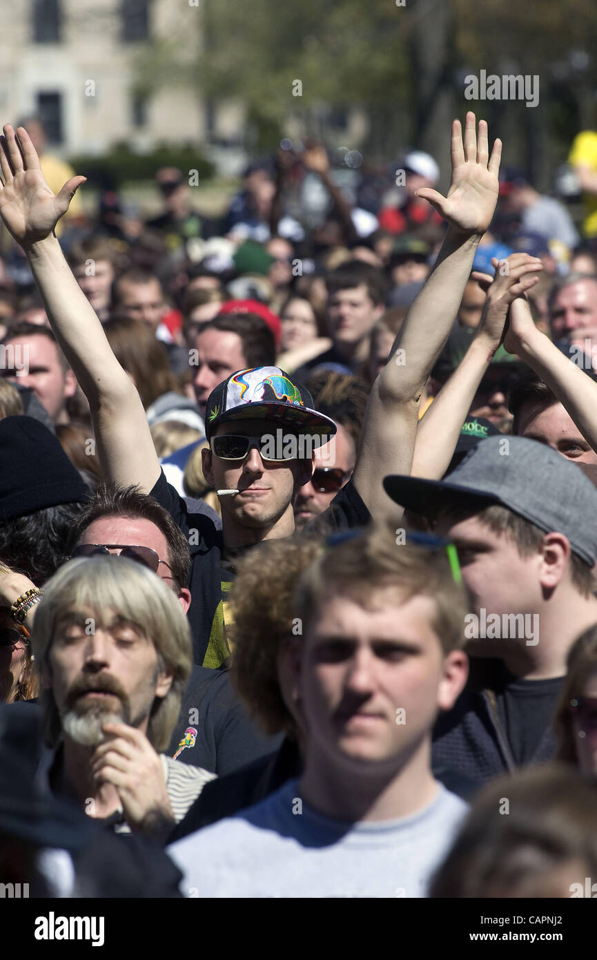7 aprile 2012 - Ann Arbor, Michigan, Stati Uniti - Migliaia di persone frequentano la quarantunesima edizione annuale Bash Hash di Ann Arbor, MI il 7 aprile 2012. (Credito Immagine: © Mark Bialek/ZUMAPRESS.com) Foto Stock