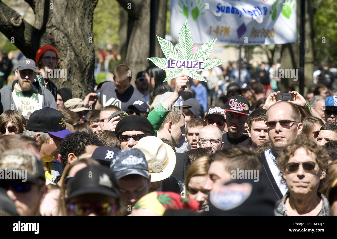 7 aprile 2012 - Ann Arbor, Michigan, Stati Uniti - Migliaia di persone frequentano la quarantunesima edizione annuale Bash Hash di Ann Arbor, MI il 7 aprile 2012. (Credito Immagine: © Mark Bialek/ZUMAPRESS.com) Foto Stock
