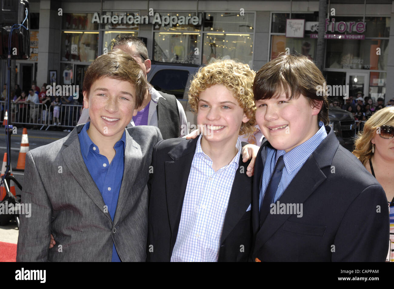 7 aprile 2012 - Hollywood, California, Stati Uniti - Skyler Gisondo, lancia Chantiles-Wertz e Robert Capron durante la premiere del nuovo film da XX Century Fox, il Three Stooges, tenutasi al Grauman's Chinese Theater, in data 7 aprile 2012, di Los Angeles.(Immagine di credito: Â© Michael Germana Globo/foto/ZUMA Foto Stock