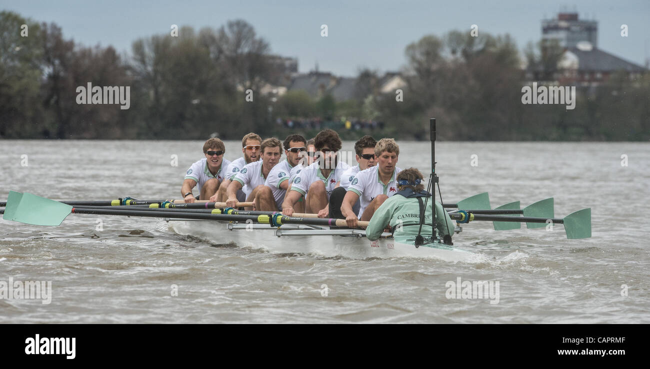 07/04/2012. 158Xchanging Oxford & Università di Cambridge Boat Race. Oxford in blu scuro. Cambridge equipaggio blu:-1 Prua: David Nelson (AUS), 2 Moritz Schramm (GER), 3 Jack Lindeman (USA), 4 Alex Ross (NZ), 5 Mike Thorp (GBR), 6 Steve Dudek (USA), 7 Alexander Scharp (AUS), 8 corsa: Niles Garr Foto Stock