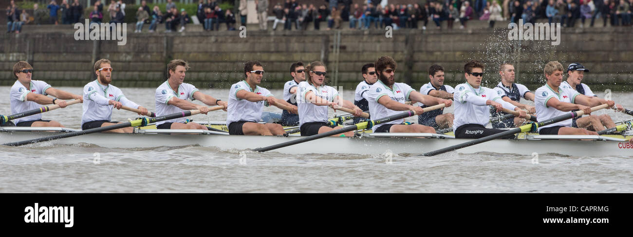 07/04/2012. 158Xchanging Oxford & Università di Cambridge Boat Race. Oxford in blu scuro. Cambridge equipaggio blu:-1 Prua: David Nelson (AUS), 2 Moritz Schramm (GER), 3 Jack Lindeman (USA), 4 Alex Ross (NZ), 5 Mike Thorp (GBR), 6 Steve Dudek (USA), 7 Alexander Scharp (AUS), 8 corsa: Niles Garr Foto Stock