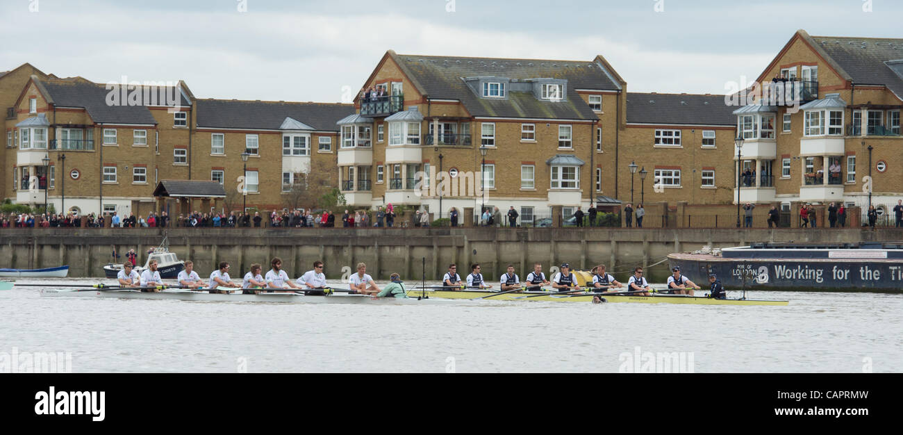 07/04/2012. 158Xchanging Oxford & Università di Cambridge Boat Race. Oxford in blu scuro. Cambridge equipaggio blu:-1 Prua: David Nelson (AUS), 2 Moritz Schramm (GER), 3 Jack Lindeman (USA), 4 Alex Ross (NZ), 5 Mike Thorp (GBR), 6 Steve Dudek (USA), 7 Alexander Scharp (AUS), 8 corsa: Niles Garr Foto Stock