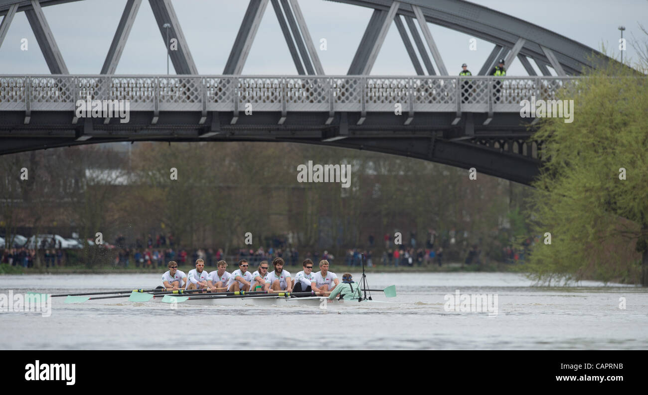 07/04/2012. 158Xchanging Oxford & Università di Cambridge Boat Race. Oxford in blu scuro. Cambridge equipaggio blu:-1 Prua: David Nelson (AUS), 2 Moritz Schramm (GER), 3 Jack Lindeman (USA), 4 Alex Ross (NZ), 5 Mike Thorp (GBR), 6 Steve Dudek (USA), 7 Alexander Scharp (AUS), 8 corsa: Niles Garr Foto Stock