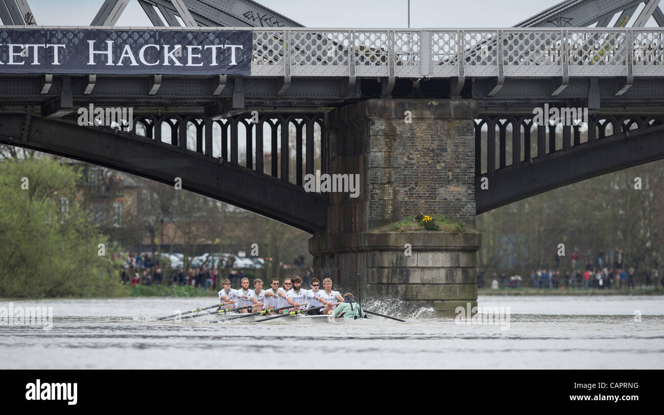 07/04/2012. 158Xchanging Oxford & Università di Cambridge Boat Race. Oxford in blu scuro. Cambridge equipaggio blu:-1 Prua: David Nelson (AUS), 2 Moritz Schramm (GER), 3 Jack Lindeman (USA), 4 Alex Ross (NZ), 5 Mike Thorp (GBR), 6 Steve Dudek (USA), 7 Alexander Scharp (AUS), 8 corsa: Niles Garr Foto Stock