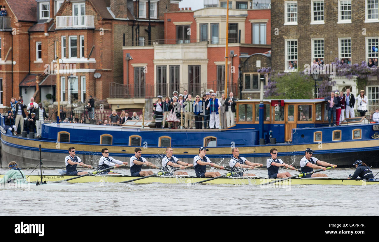 07/04/2012. 158Xchanging Oxford & Università di Cambridge Boat Race. Oxford in blu scuro. Cambridge equipaggio blu:-1 Prua: David Nelson (AUS), 2 Moritz Schramm (GER), 3 Jack Lindeman (USA), 4 Alex Ross (NZ), 5 Mike Thorp (GBR), 6 Steve Dudek (USA), 7 Alexander Scharp (AUS), 8 corsa: Niles Garr Foto Stock