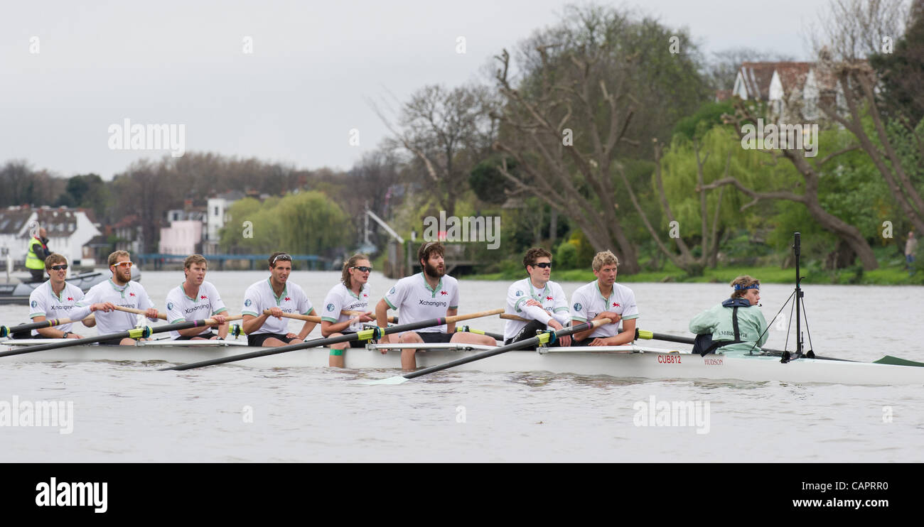 07/04/2012. 158Xchanging Oxford & Università di Cambridge Boat Race. Oxford in blu scuro. Cambridge equipaggio blu:-1 Prua: David Nelson (AUS), 2 Moritz Schramm (GER), 3 Jack Lindeman (USA), 4 Alex Ross (NZ), 5 Mike Thorp (GBR), 6 Steve Dudek (USA), 7 Alexander Scharp (AUS), 8 corsa: Niles Garr Foto Stock