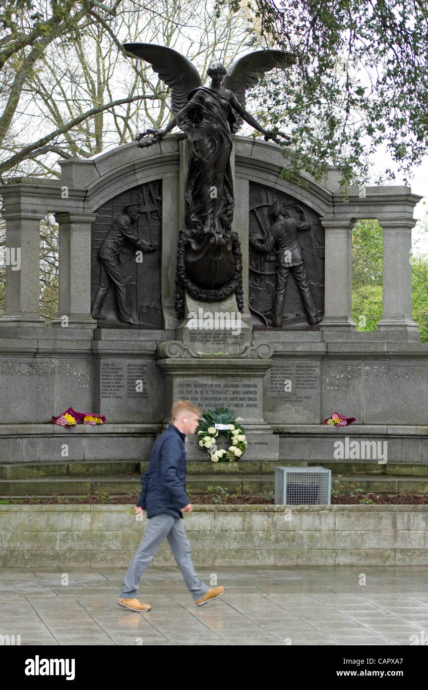 Persona a camminare lungo una corona dalla società di consulenza ingegneri navali presso gli ingegneri memoriale al malato nave stregate Titanic nel centro di Southampton, Regno Unito. Foto Stock