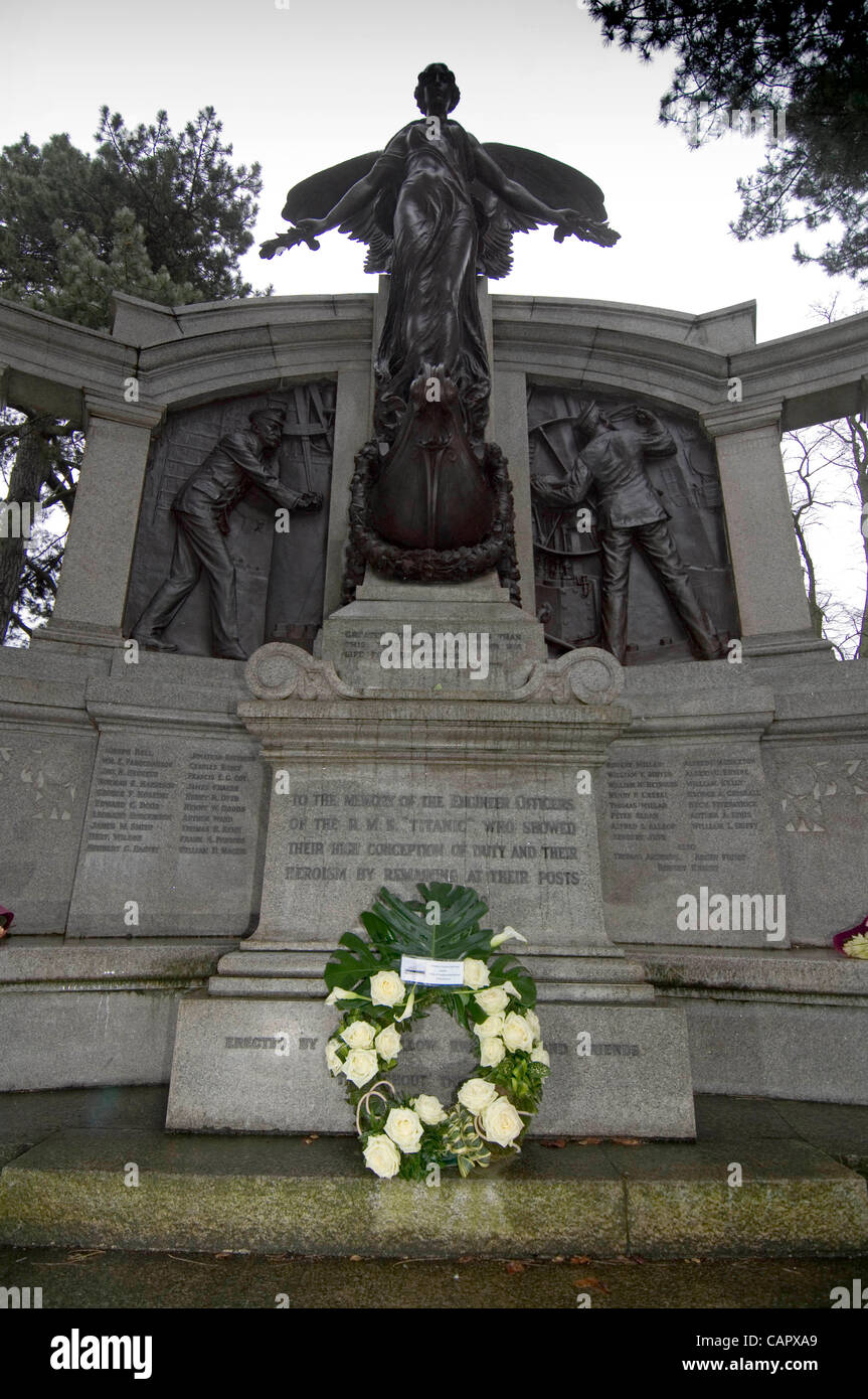 Una corona dalla società di consulenza ingegneri navali presso gli ingegneri memoriale al malato nave stregate Titanic nel centro di Southampton, Regno Unito. Foto Stock