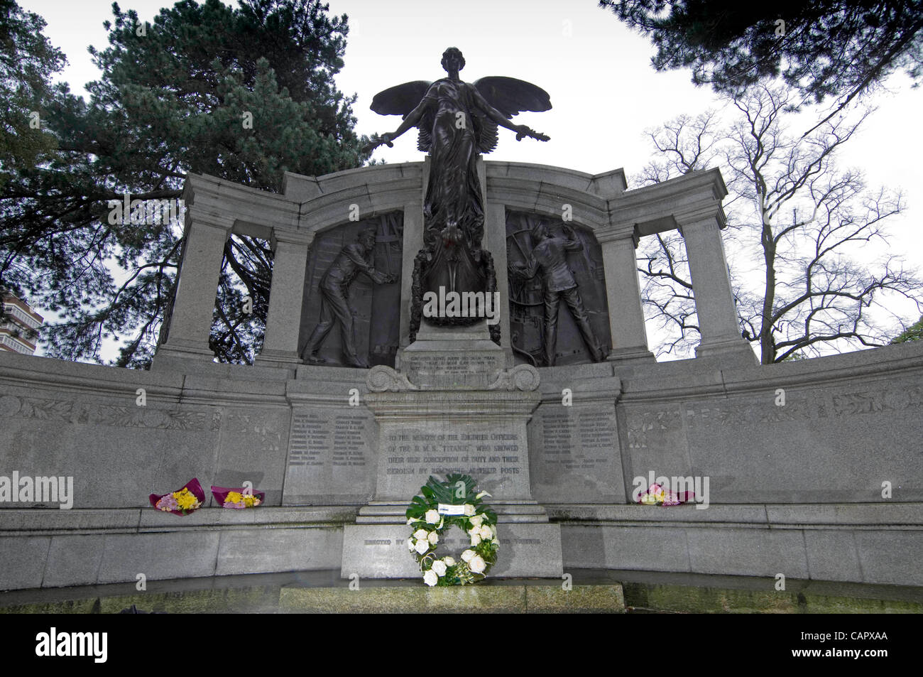 Una corona dalla società di consulenza ingegneri navali presso gli ingegneri memoriale al malato nave stregate Titanic nel centro di Southampton, Regno Unito. Foto Stock