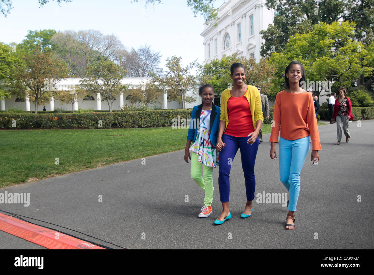 9 aprile 2012 - Washington D.C, U.S. - La First Lady Michelle Obama cammina con Malia e SASHA Obama ha passato l'ala ad ovest e il Giardino delle Rose durante il 2012 White House Easter Egg Roll (credito Immagine: © James Berglie/ZUMAPRESS.com) Foto Stock