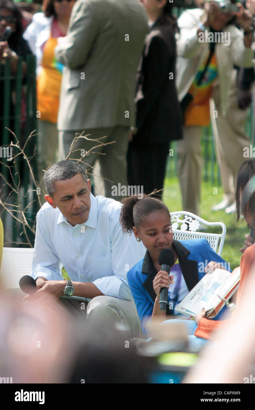 9 aprile 2012 - Washington D.C, U.S. - Il Presidente Barack Obama e la figlia SASHA Obama ha letto per i bambini su South Lawn durante il 2012 White House Easter Egg Roll Foto Stock