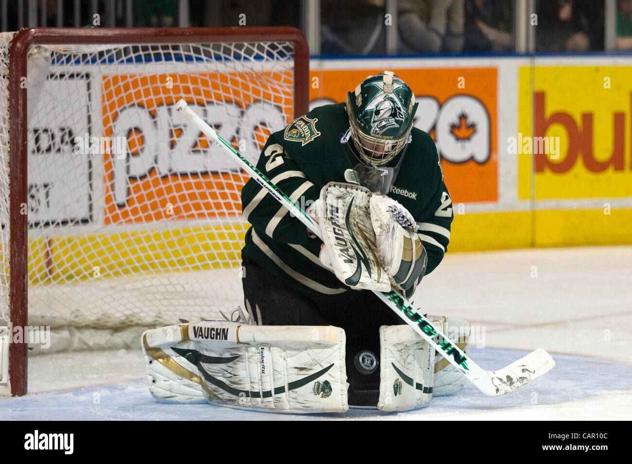 London Ontario, Canada - Aprile 9, 2012. Londra Knight goalie Michael Houser (29) mantiene il suo occhio il puck come egli si prepara a effettuare un salvataggio nel primo periodo della terza partita contro la Saginaw spirito. Londra ha vinto il gioco ?? Per ?? Ha suonato presso la John Labatt Centre per prendere un 2 - 1 serie di piombo. Se Foto Stock