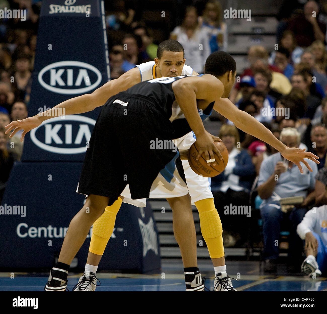 Aprile 11, 2012 - Denver, CO, Stati Uniti d'America - pepite JAVALE MCGEE, centro, protezioni Timberwolves ANTHONY RANDOLPH durante il 1st. La metà presso il Pepsi Center merc. notte. Le Pepite battere i Timberwolves 113-107. (Credito Immagine: © Hector Acevedo/ZUMAPRESS.com) Foto Stock